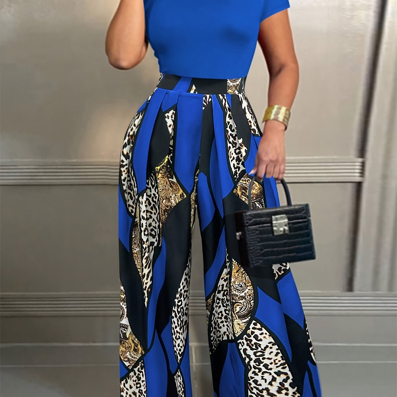 A Fitted Short-Sleeve T-Shirt Paired with Elastic Waist Printed Wide-Leg Pants, Perfect for Summer.