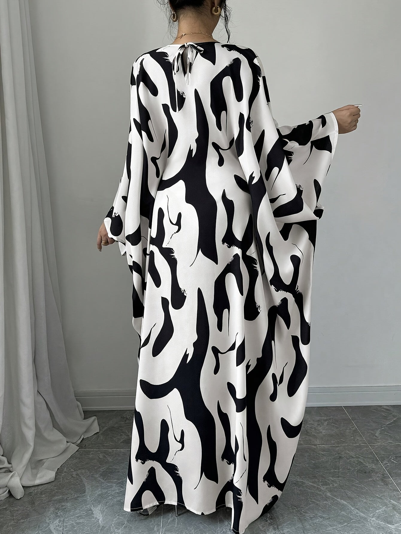 Ladies' Loose Batwing Sleeve Tie Abstract Random Print Elegant Long Dress, Super Long Skirt for Women'S Fashion, Casual Style Suitable for Spring And Summer.
