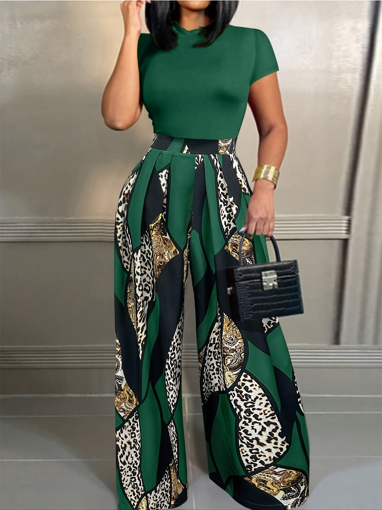 A Fitted Short-Sleeve T-Shirt Paired with Elastic Waist Printed Wide-Leg Pants, Perfect for Summer.