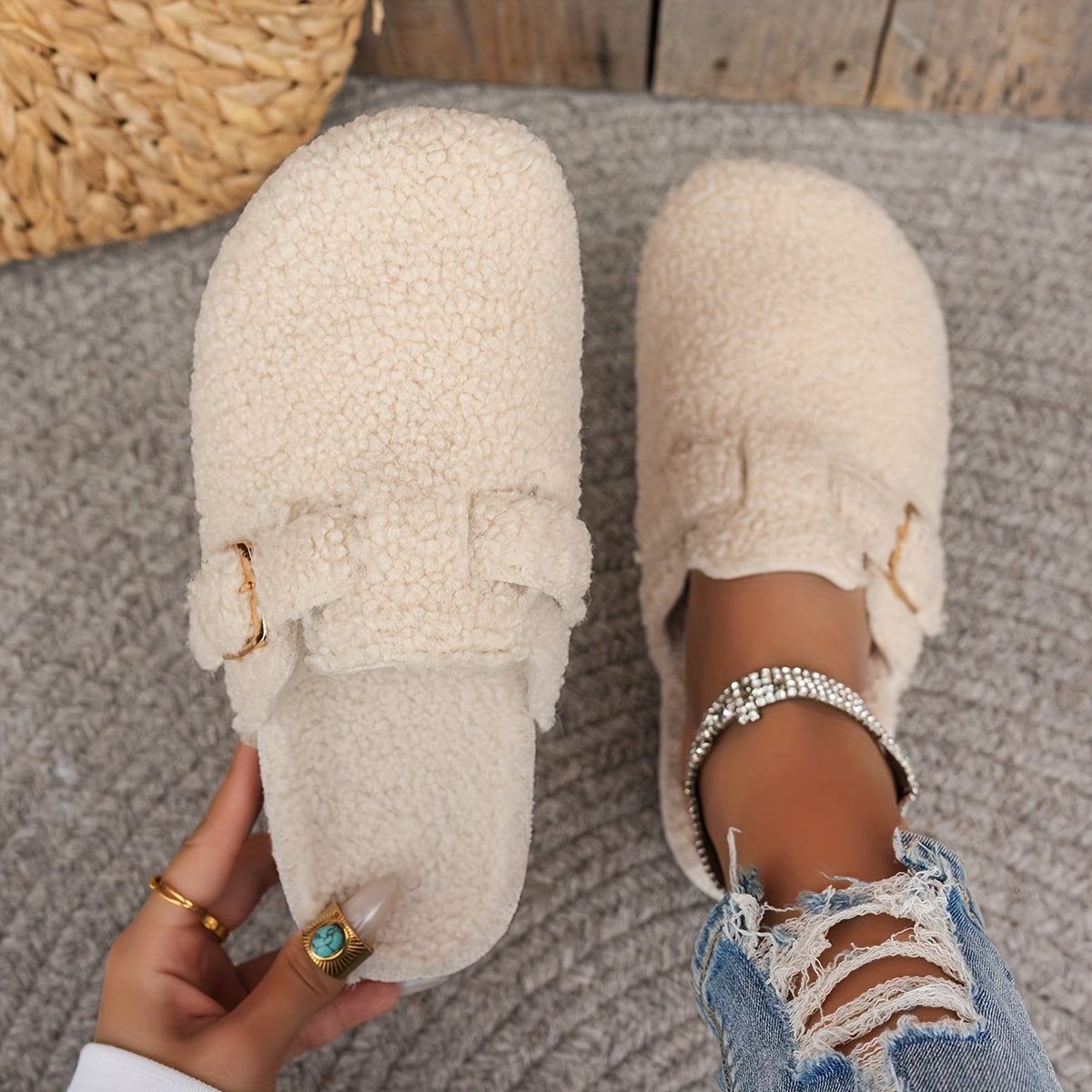 Cozy & Stylish Women's Fuzzy Slippers - Soft, Comfortable Indoor/Outdoor Shoes for All Seasons, Ladies Slippers