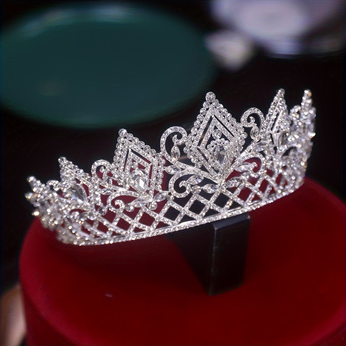 New High-end Silvery Wedding Crown for Brides, European and American Style Shining Crown