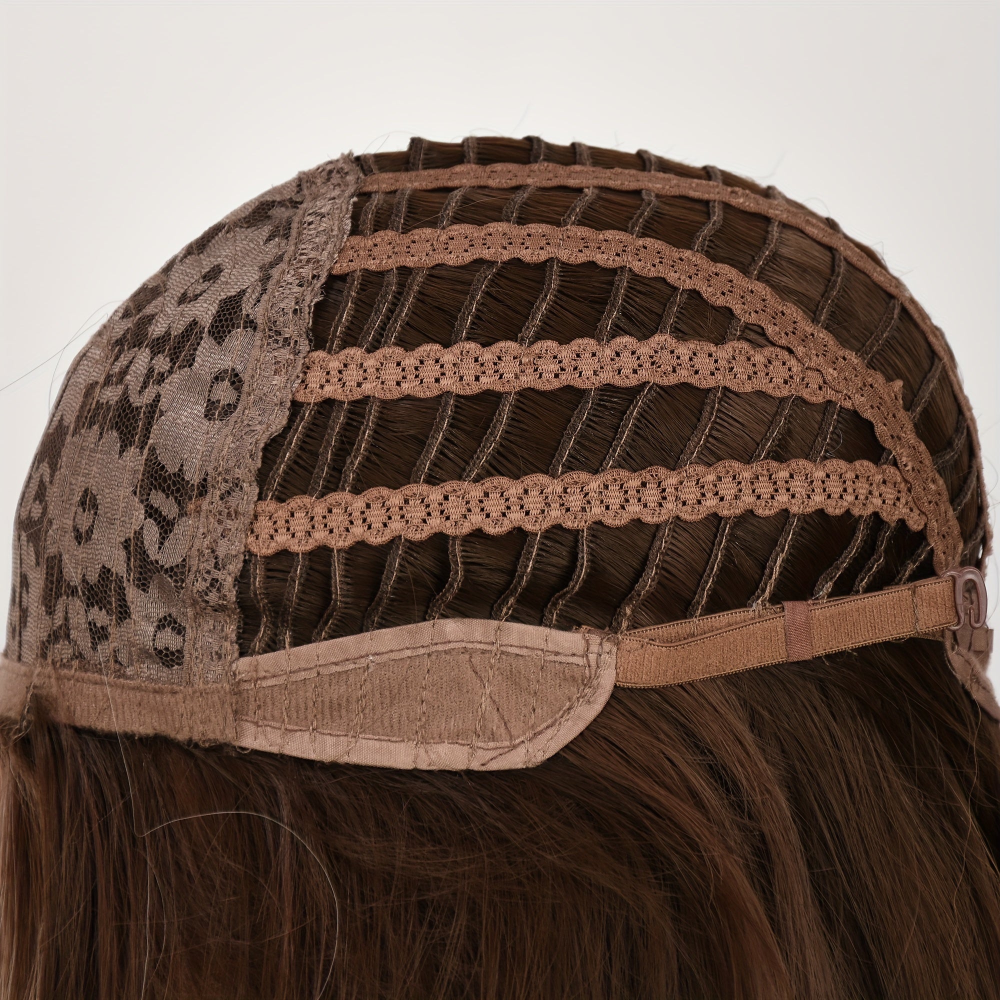 Synthetic Wigs for Women, Shoulder-length, with A Water Wave Style. It Has Brown Highlights. The Roots Of The Hair Are Brown, And The Middle Part Of The Hair Is In A Loose Curly Wave Shape. The Length Of The Wig Is 30 Inches,