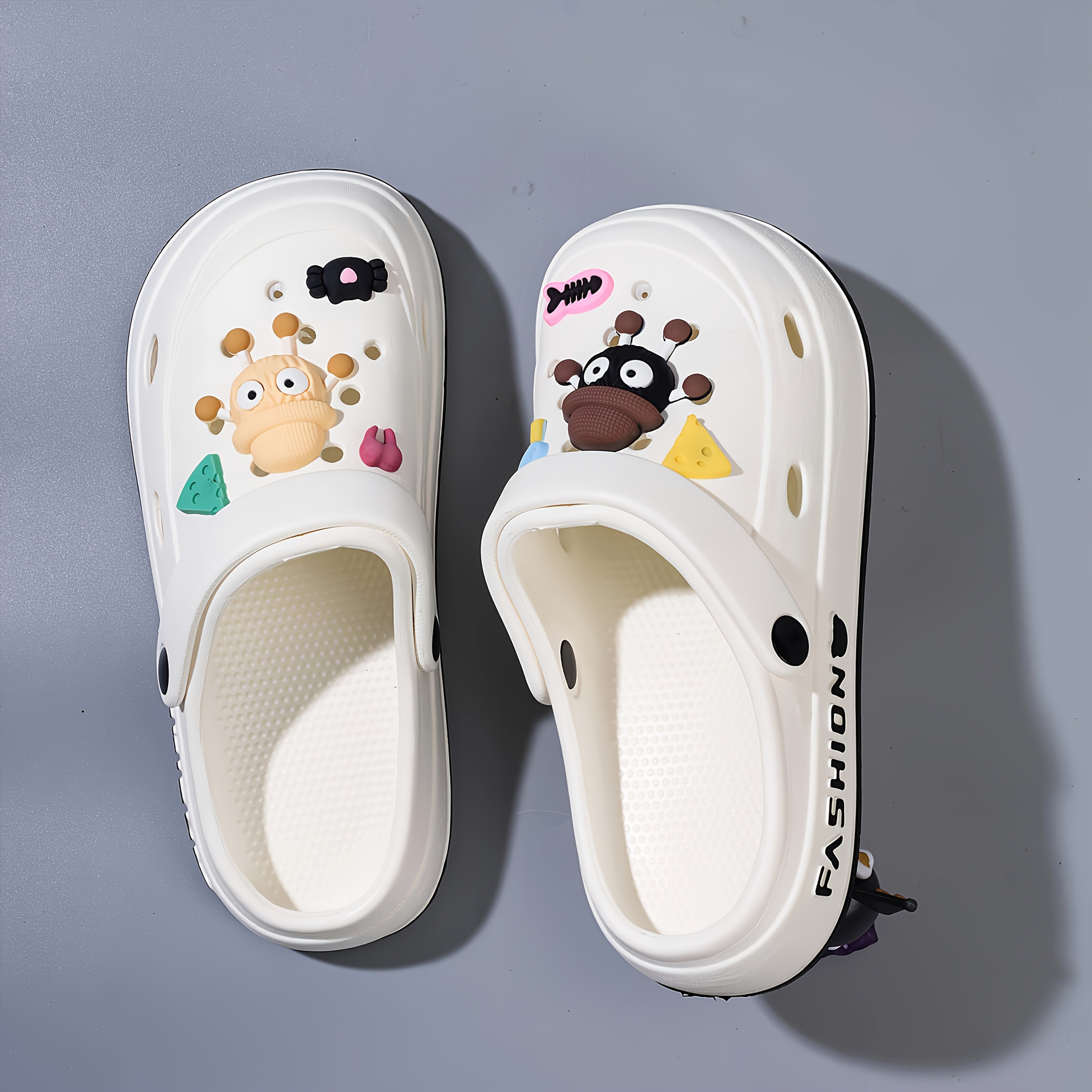 Fashionable Couple Men'S And Women'S Cute Hole Shoes with Cute Briquette Pendants, Elegant Black EVA Mules And Clogs for All-Season Outdoor And Casual Wear, Beach Shoes