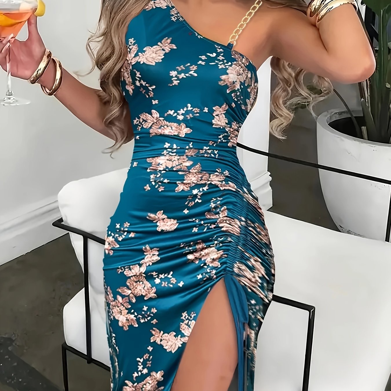 Elegant Western-Style Printed Dress with Metallic Chain Drawstring, a Light Evening Gown for The Spring And Summer of 2025, Featuring Sexy Women'S Fashion.