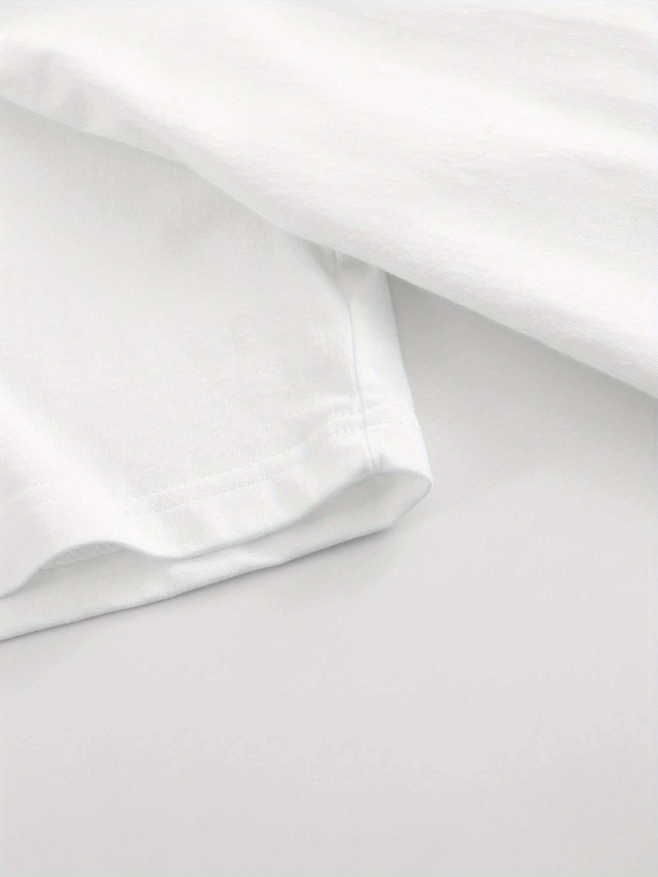 Women'S T-Shirt, with Its Simple Yet Refined Design, Is Crafted from Soft And Comfortable Fabric, Creating a Versatile Style That Perfectly Embodies a Woman'S Elegant Demeanor And Youthful Vitality.