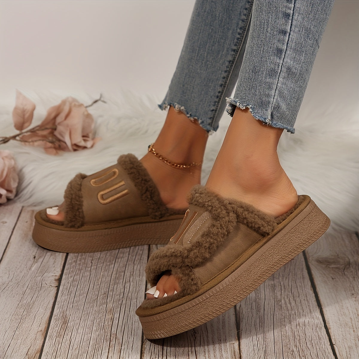 Fashionable Chunky Platform Slippers with Faux Fur for Indoor Comfort - Women's Home Slippers - Cozy & Stylish - Soft Faux Fur Lining - Perfect for Lounging & Relaxing - Ideal Gift for Women