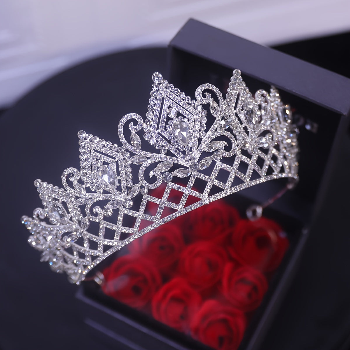 New High-end Silvery Wedding Crown for Brides, European and American Style Shining Crown