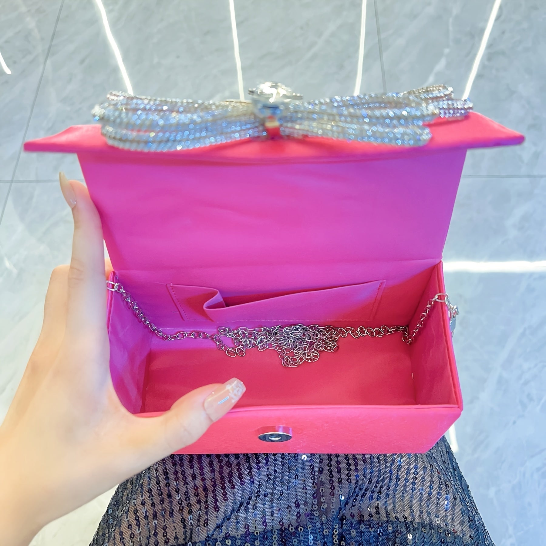 The New Shiny Crystal Butterfly Tote Bag, Silvery Bead Handle, Large Capacity Space, Can Be Given To Her Gifts, Birthday Wedding Banquets, Bar Parties Can Be Very Shiny, Fashionable Noble And Elegant Temperament.