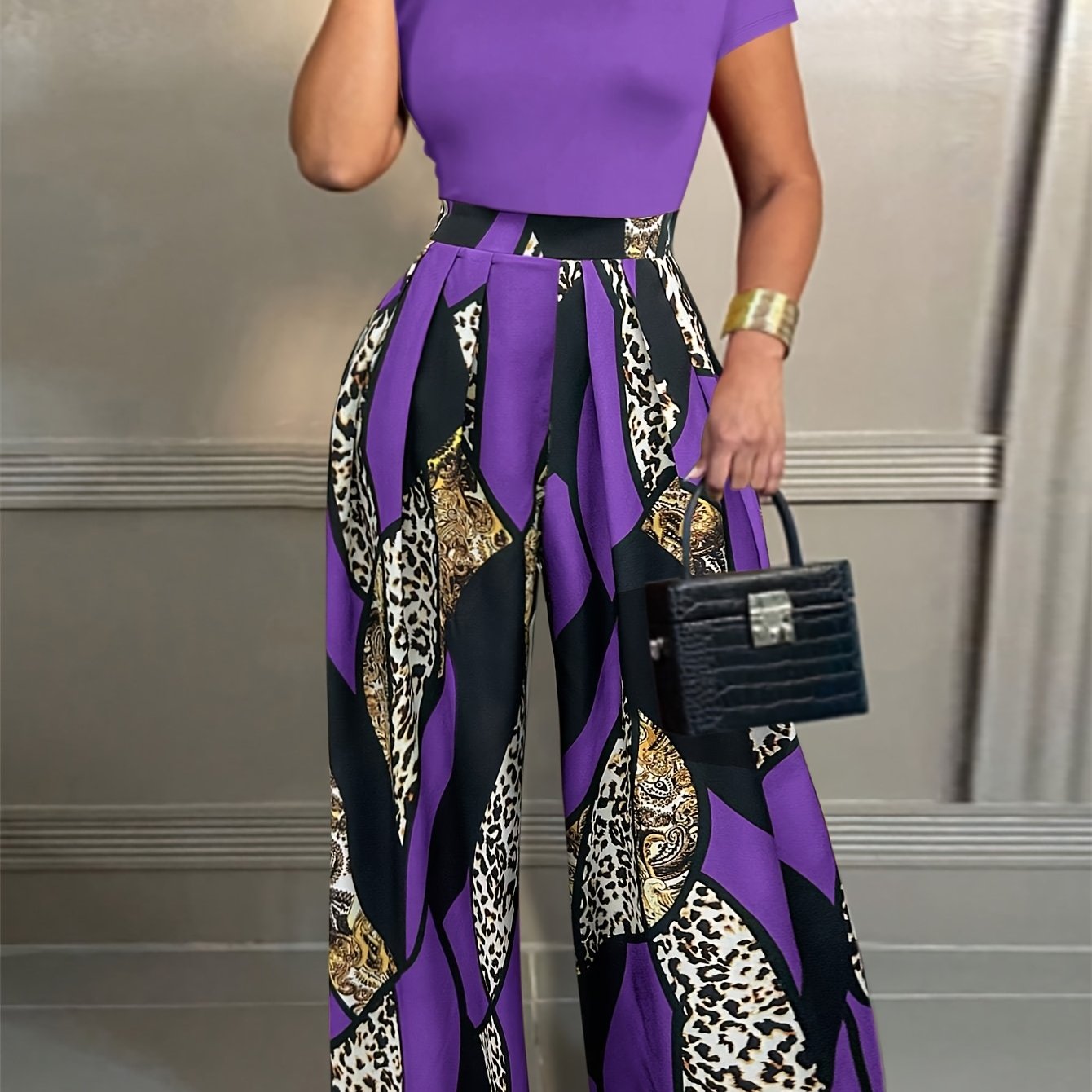 A Fitted Short-Sleeve T-Shirt Paired with Elastic Waist Printed Wide-Leg Pants, Perfect for Summer.