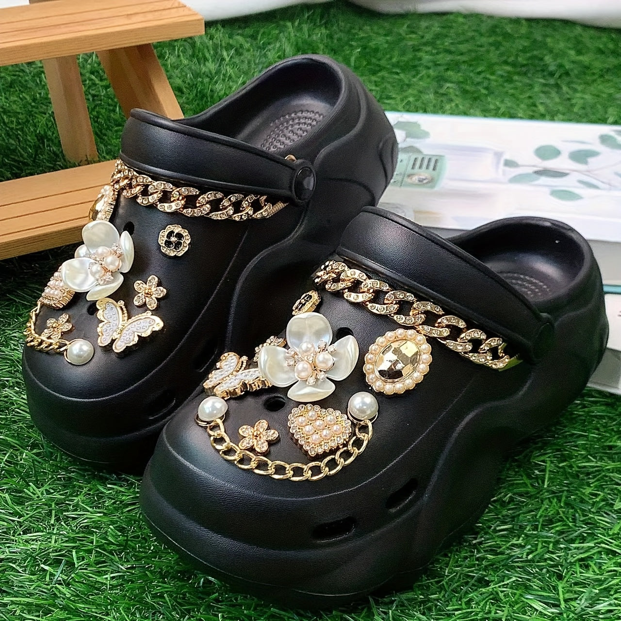 Fashionable And Trendy Women'S EVA Slip-On Shoes for Summer, Featuring Versatile And Stylish Hole Designs. The Shoes Are Adorned with White Five-Petal Flower Butterflies And Rhinestone Chains, Making Them Suitable for Home, B