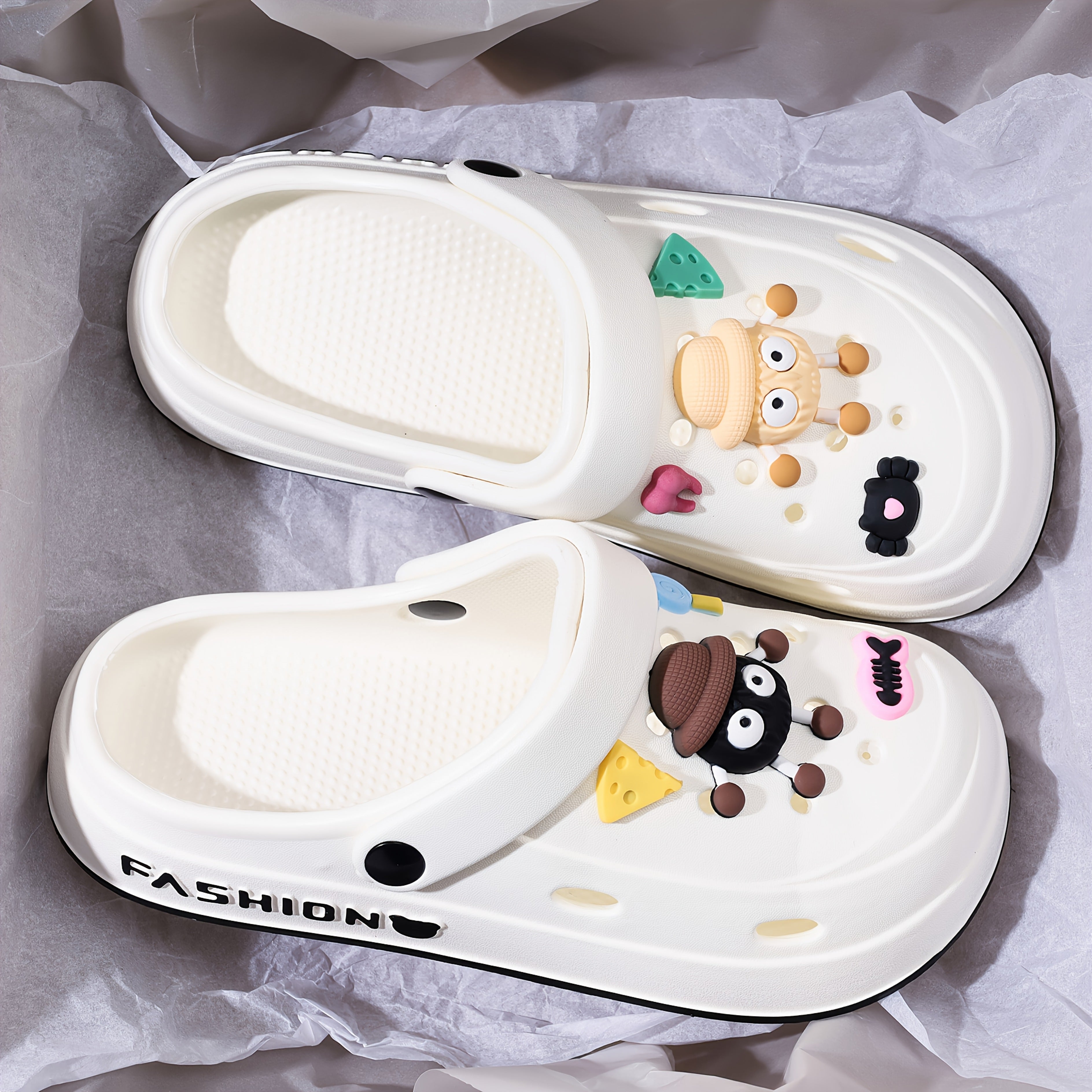 Fashionable Couple Men'S And Women'S Cute Hole Shoes with Cute Briquette Pendants, Elegant Black EVA Mules And Clogs for All-Season Outdoor And Casual Wear, Beach Shoes