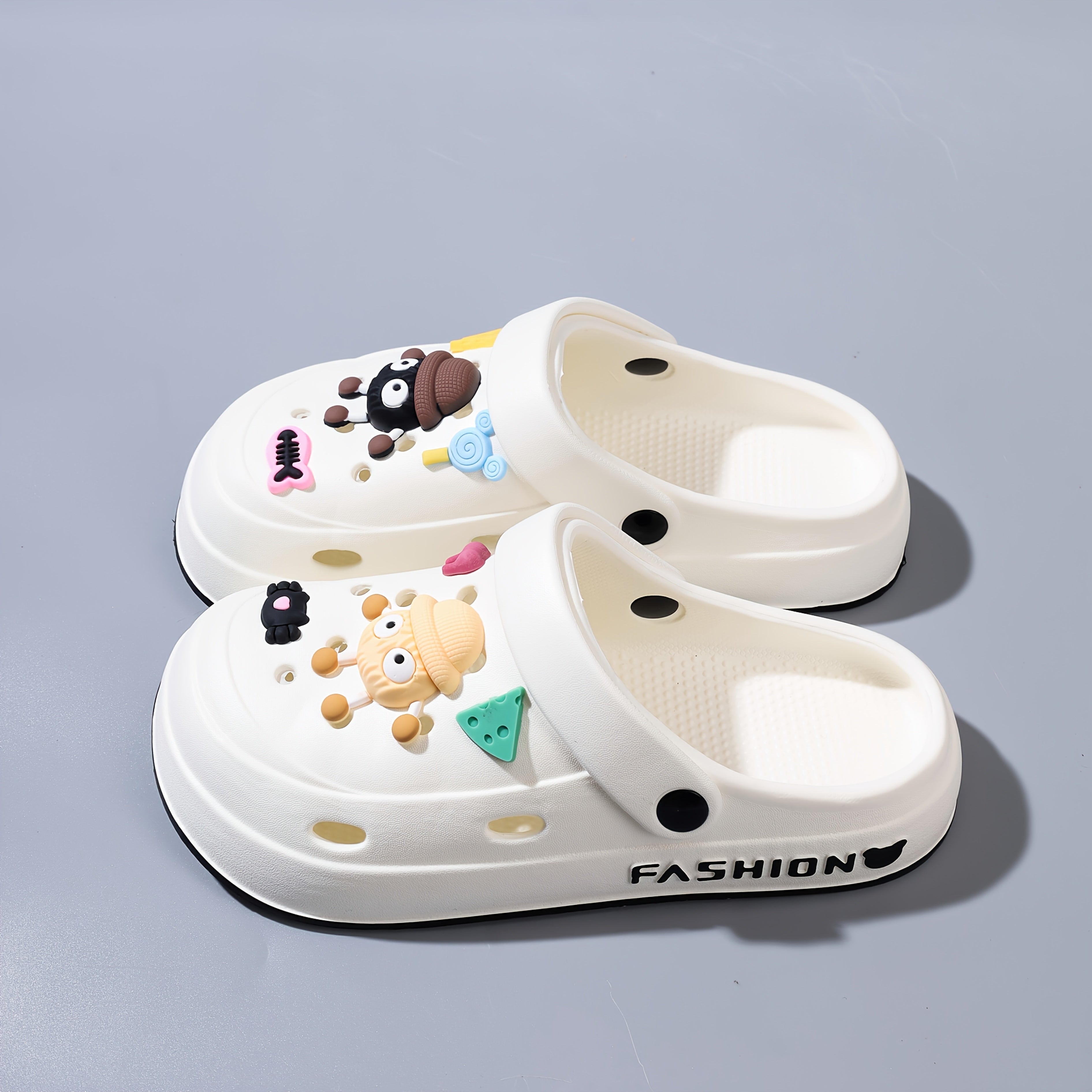 Fashionable Couple Men'S And Women'S Cute Hole Shoes with Cute Briquette Pendants, Elegant Black EVA Mules And Clogs for All-Season Outdoor And Casual Wear, Beach Shoes