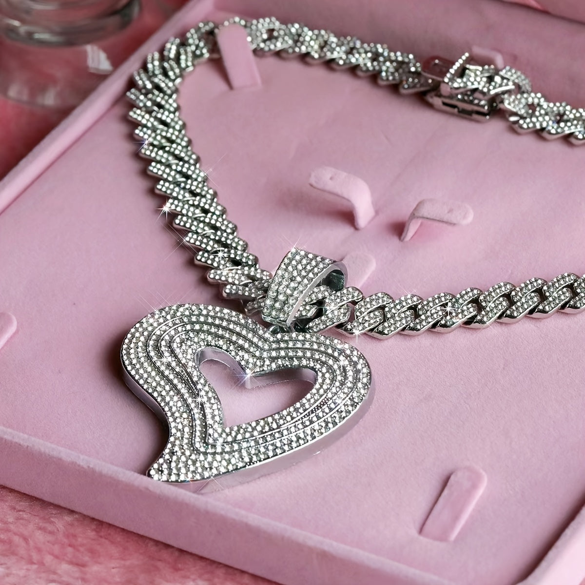 Valentine's Day Heart Pendant Necklace - Bling Bling Y2K Style Cuban Chain with Inlaid Rhinestones, Punk Rock Inspired Jewelry for Lovers, Cracking Heart-Shaped Pendant, Perfect Gift for Him/Her