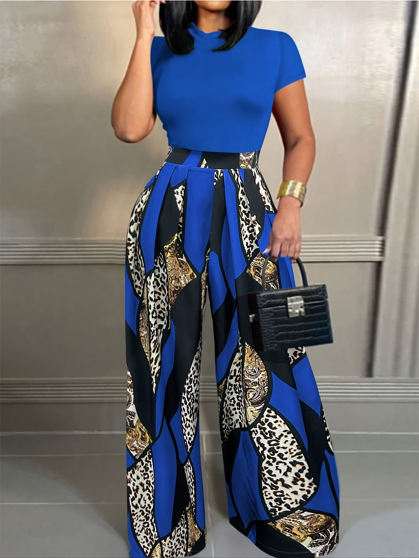 A Fitted Short-Sleeve T-Shirt Paired with Elastic Waist Printed Wide-Leg Pants, Perfect for Summer.