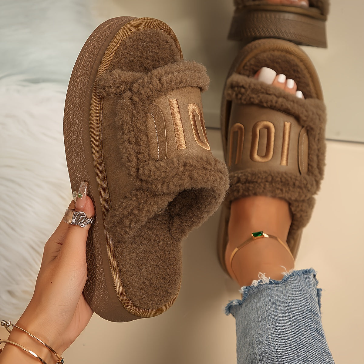 Fashionable Chunky Platform Slippers with Faux Fur for Indoor Comfort - Women's Home Slippers - Cozy & Stylish - Soft Faux Fur Lining - Perfect for Lounging & Relaxing - Ideal Gift for Women