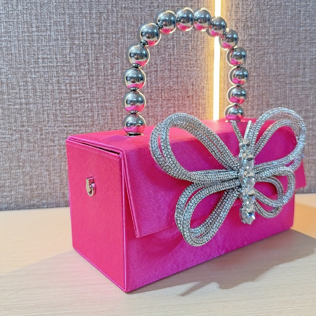 The New Shiny Crystal Butterfly Tote Bag, Silvery Bead Handle, Large Capacity Space, Can Be Given To Her Gifts, Birthday Wedding Banquets, Bar Parties Can Be Very Shiny, Fashionable Noble And Elegant Temperament.