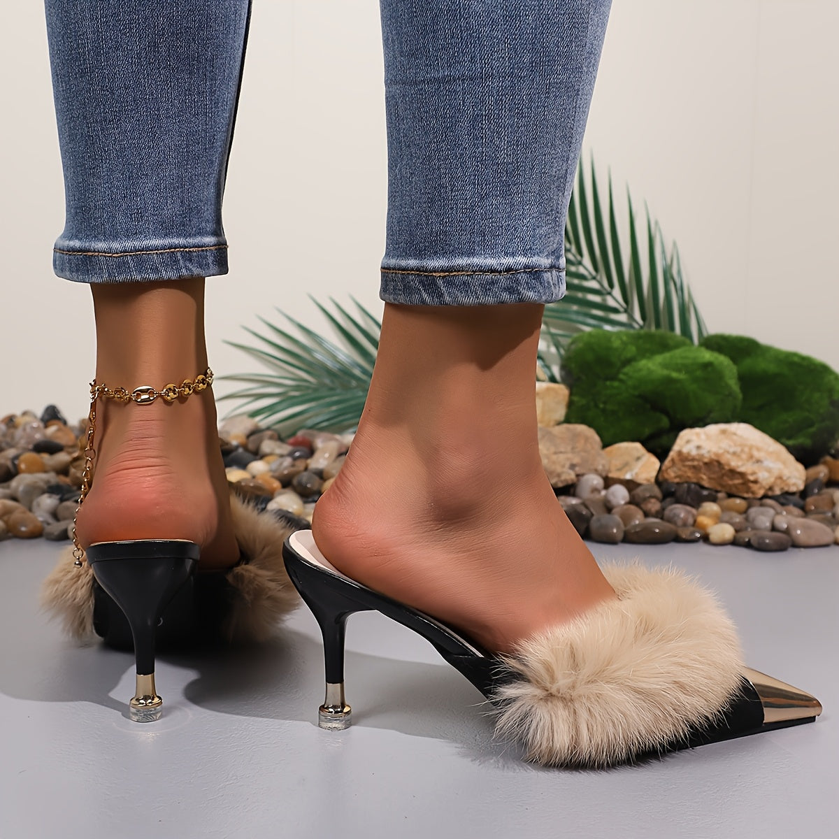 Fashionable Women'S Pointed High-Heeled for Outdoor Wear.