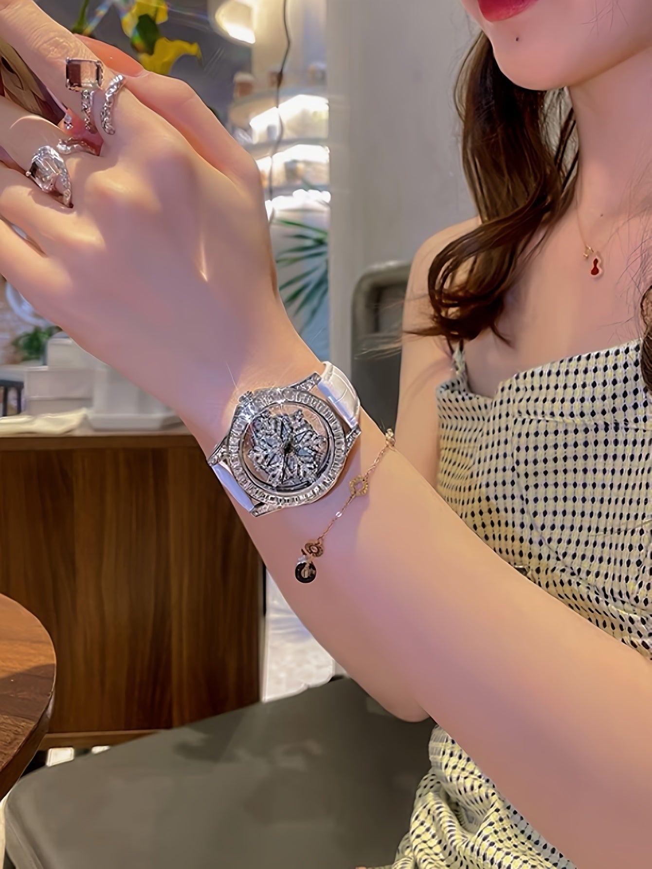 Fashionable Ladies' Snowflake Dial Quartz Wrist Watch with Rhinestone Encrusted Round Case, Non-, Analog Display, PU Leather Band, Ideal for Women's Date Gift and Everyday Wear - Pack of 1