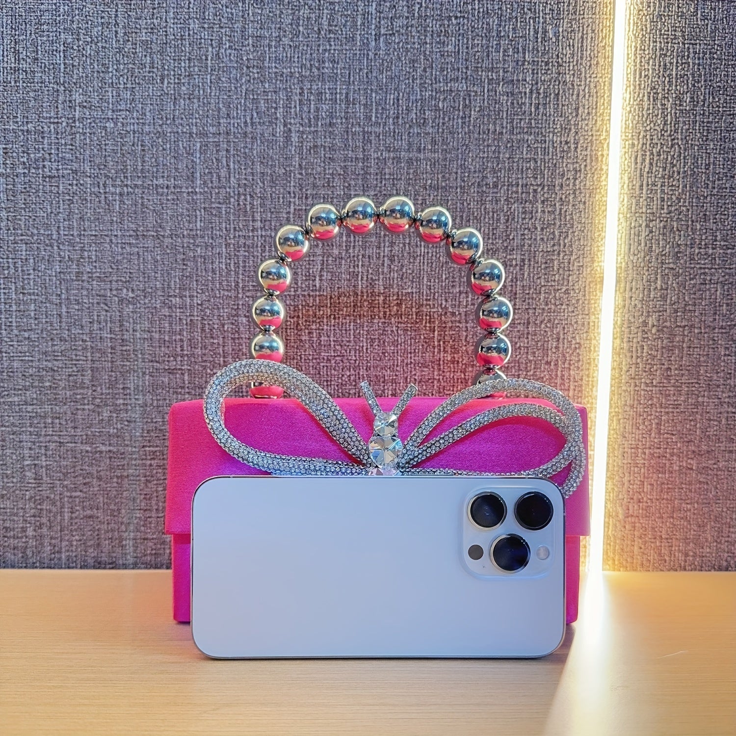 The New Shiny Crystal Butterfly Tote Bag, Silvery Bead Handle, Large Capacity Space, Can Be Given To Her Gifts, Birthday Wedding Banquets, Bar Parties Can Be Very Shiny, Fashionable Noble And Elegant Temperament.