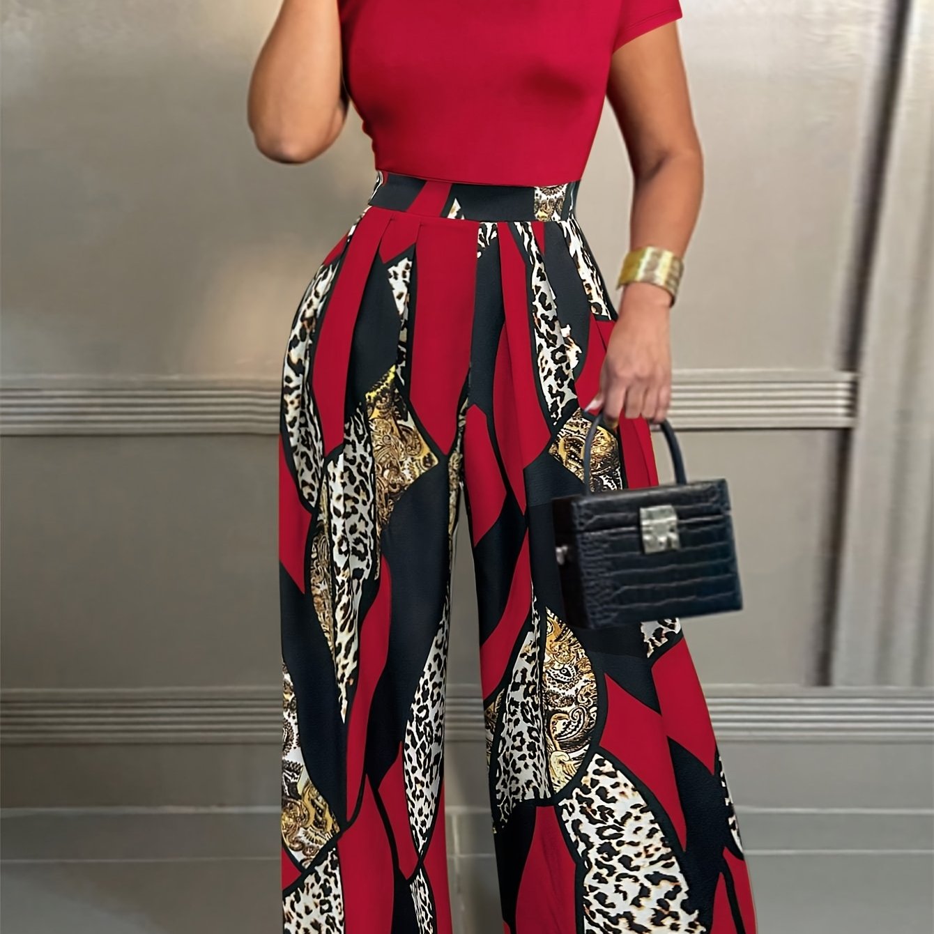 A Fitted Short-Sleeve T-Shirt Paired with Elastic Waist Printed Wide-Leg Pants, Perfect for Summer.