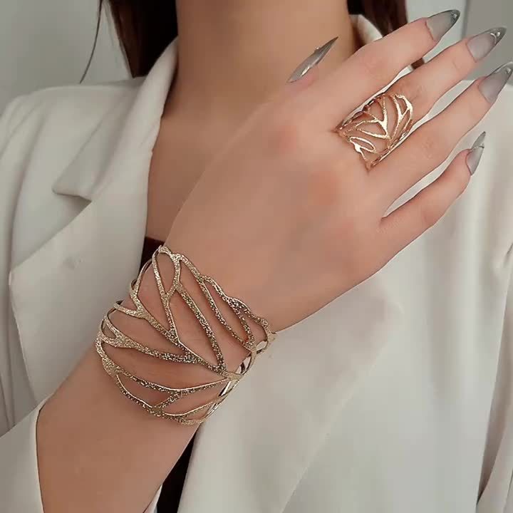 A Set Of New Exaggerated, Fashionable And Unique Leaf Hollow Bracelets, Along With An Elegant Vintage Leaf Ring Set.