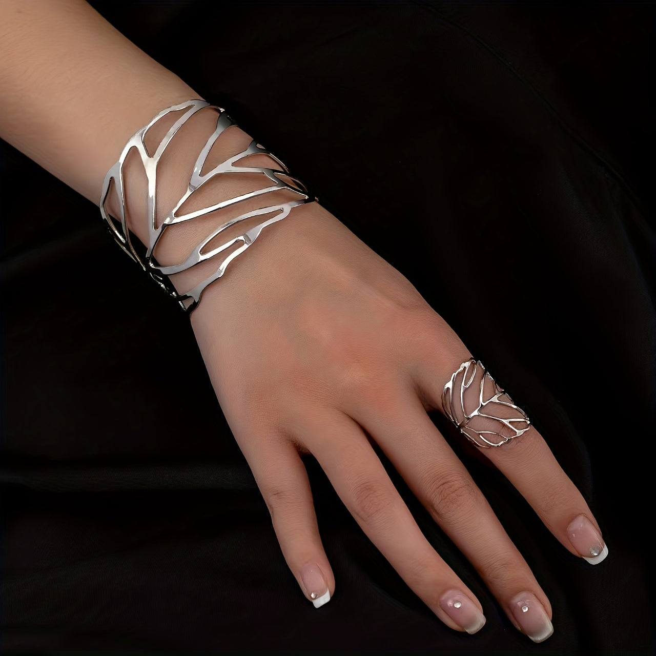 A Set Of New Exaggerated, Fashionable And Unique Leaf Hollow Bracelets, Along With An Elegant Vintage Leaf Ring Set.