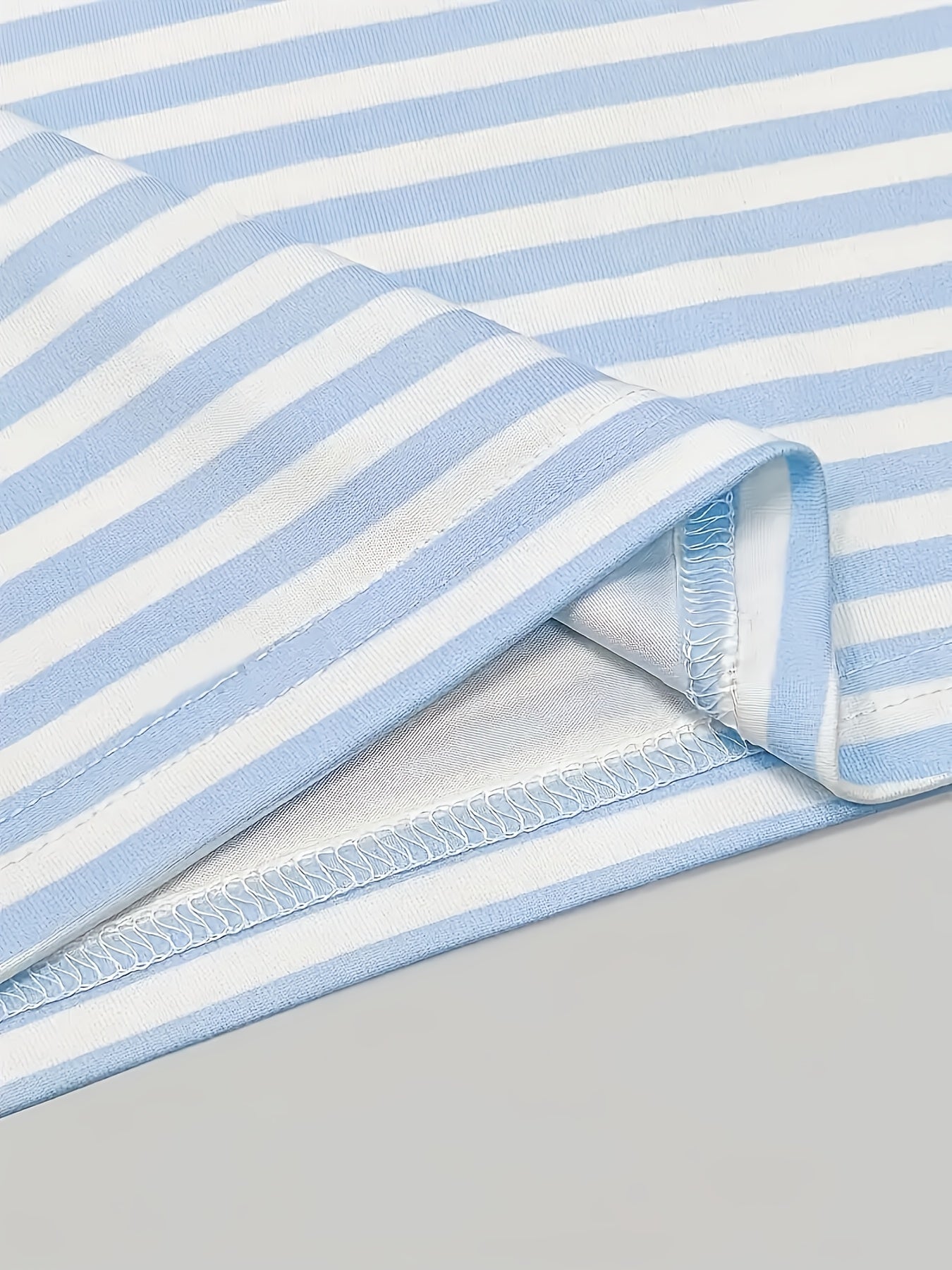 Women's Striped Sleeveless Crop Top - Summer Casual Off-Shoulder Shirt with Blue & White Horizontal Stripes, Medium Stretch Machine-Washable Fabric for Beach Outings & Casual Wear, Chic Summer Style, Golden Chain Detail