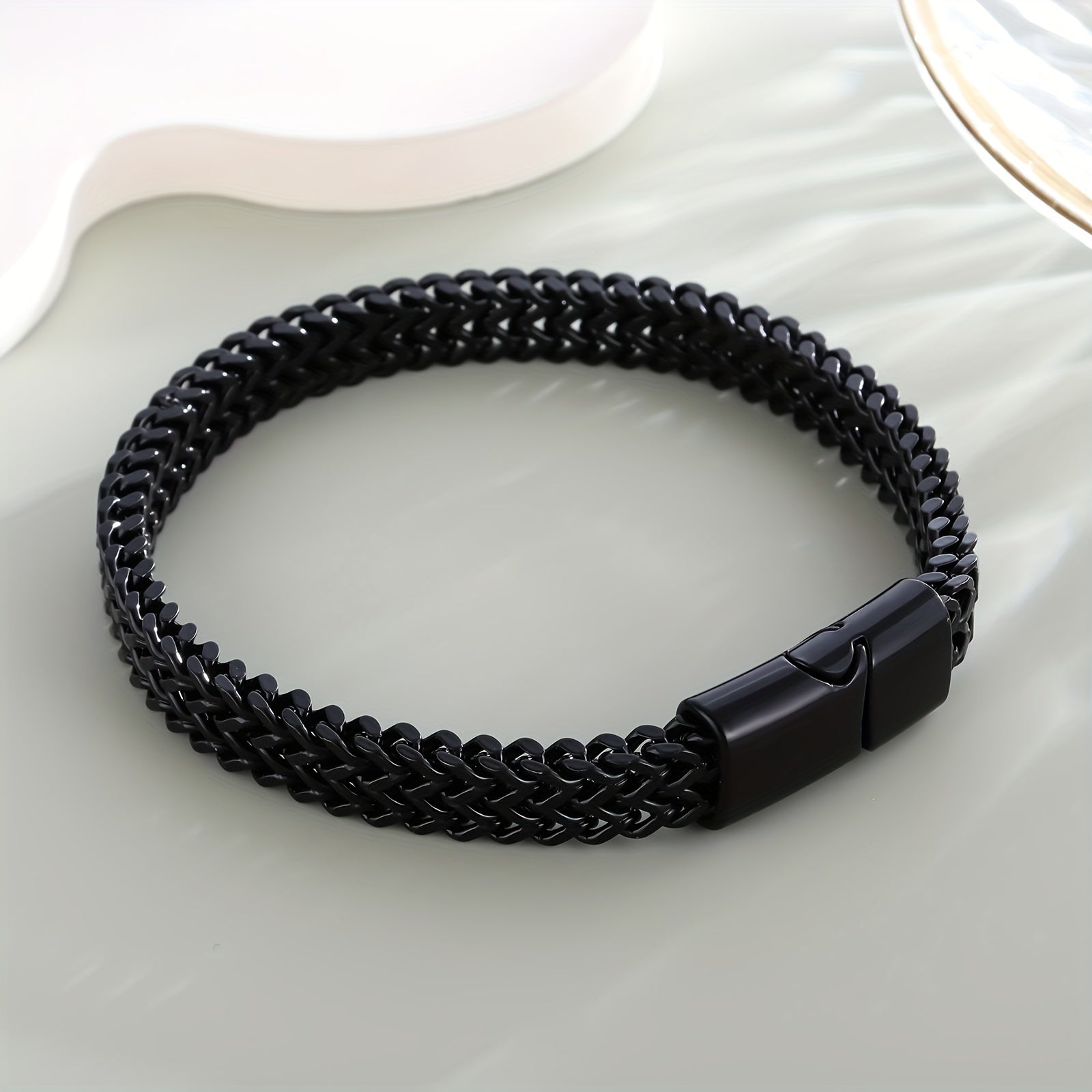 A Trendy Women's Bracelet With A Simple Style, Made Of Stainless Steel. It Has A Punk And Hip-hop Design, Suitable For Business, Daily Wear, Parties, Vacations, Birthdays, Anniversaries, And More.