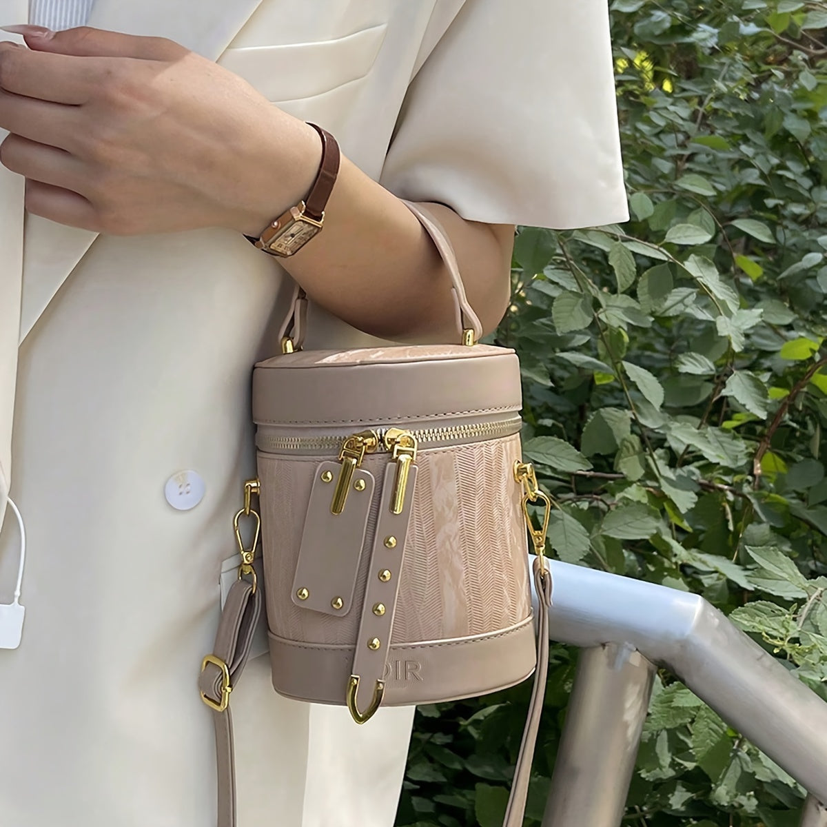 Elegant Striped PU Crossbody Bag with Adjustable Shoulder Strap, Zipper Closure, and Polyester Lining - Trendy Bucket Handbag for Women