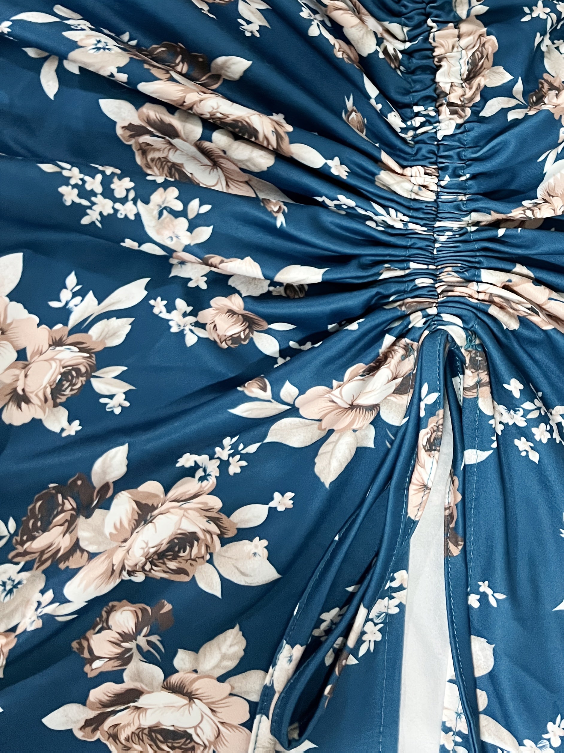 Elegant Western-Style Printed Dress with Metallic Chain Drawstring, a Light Evening Gown for The Spring And Summer of 2025, Featuring Sexy Women'S Fashion.