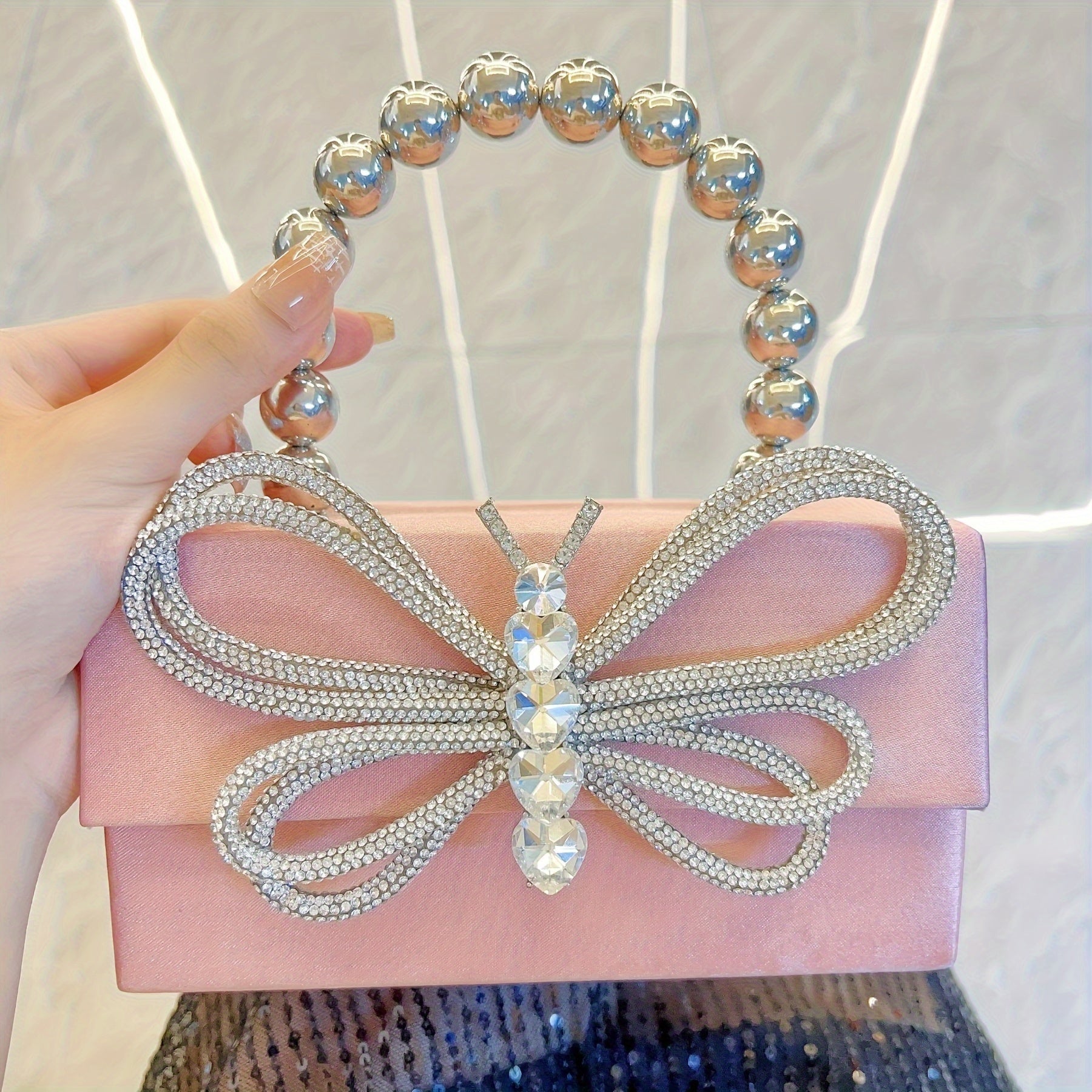 The New Shiny Crystal Butterfly Tote Bag, Silvery Bead Handle, Large Capacity Space, Can Be Given To Her Gifts, Birthday Wedding Banquets, Bar Parties Can Be Very Shiny, Fashionable Noble And Elegant Temperament.