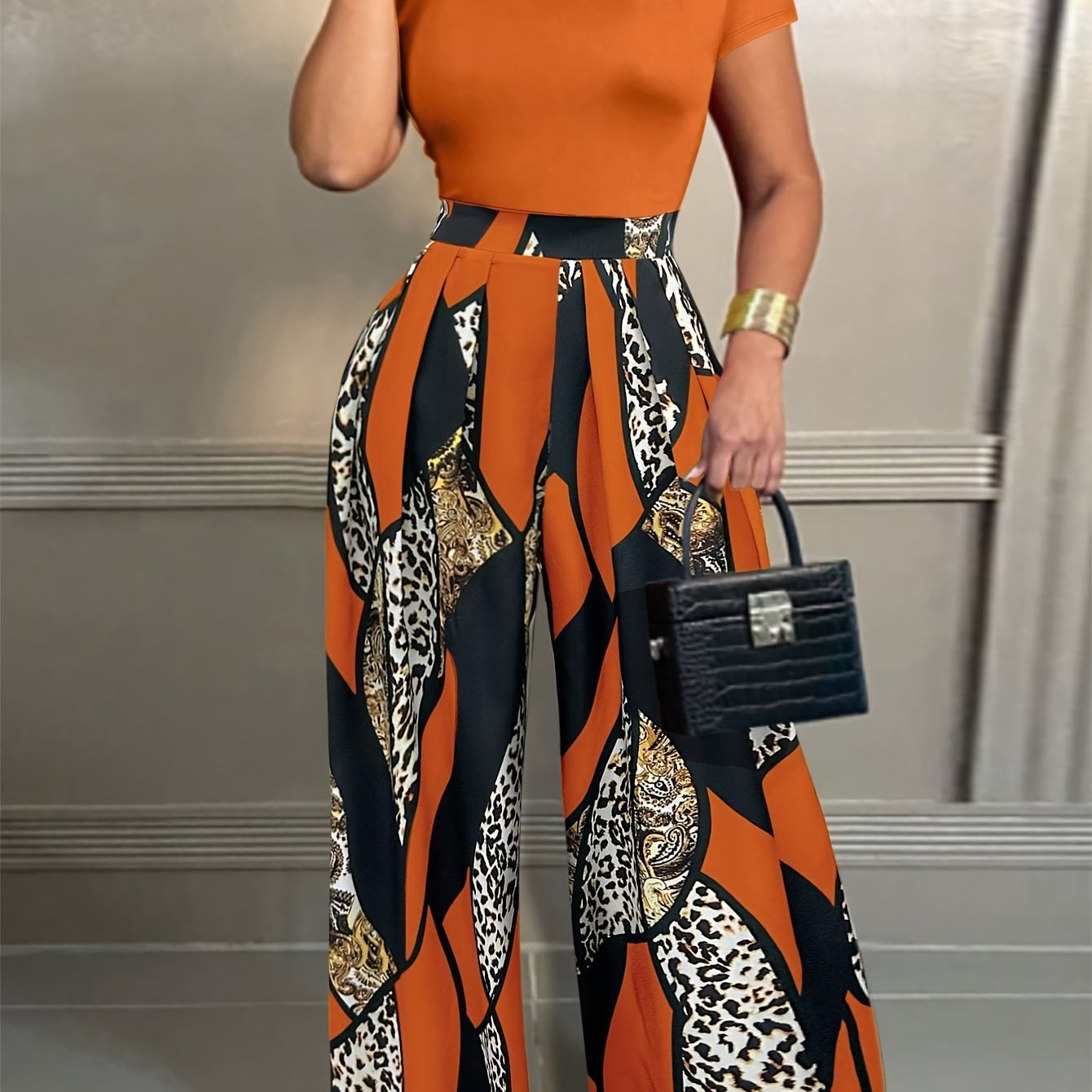 A Fitted Short-Sleeve T-Shirt Paired with Elastic Waist Printed Wide-Leg Pants, Perfect for Summer.
