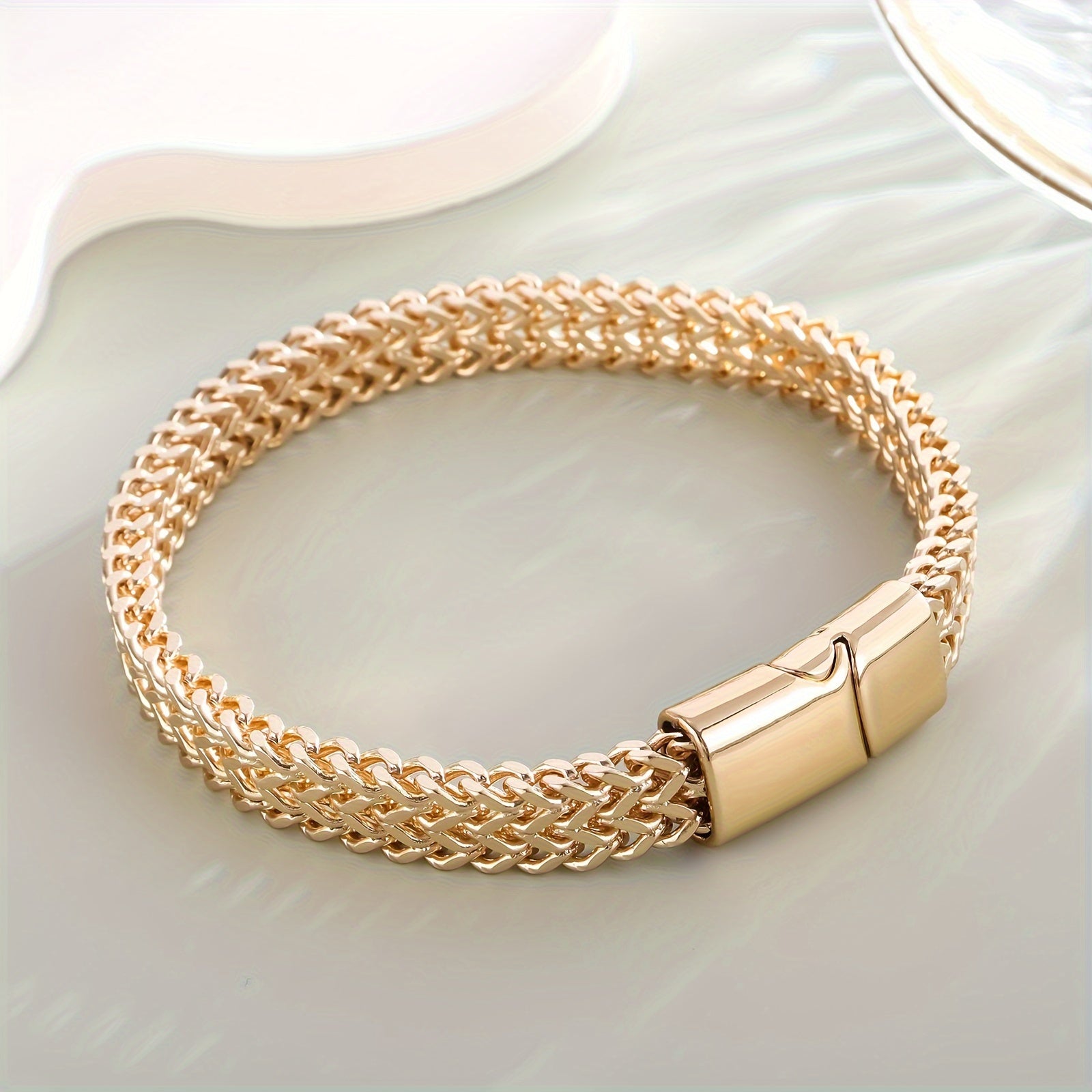 A Trendy Women's Bracelet With A Simple Style, Made Of Stainless Steel. It Has A Punk And Hip-hop Design, Suitable For Business, Daily Wear, Parties, Vacations, Birthdays, Anniversaries, And More.