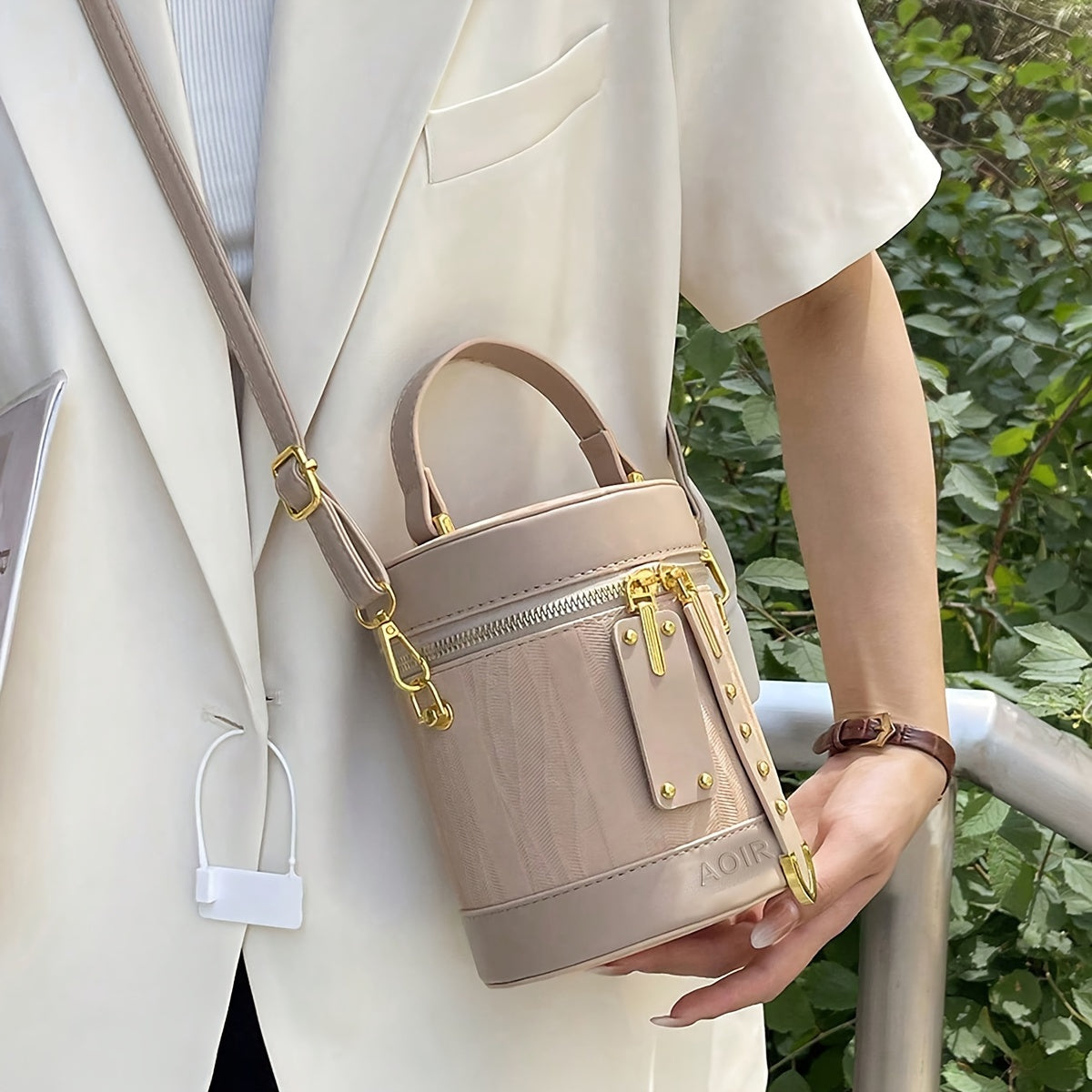 Elegant Striped PU Crossbody Bag with Adjustable Shoulder Strap, Zipper Closure, and Polyester Lining - Trendy Bucket Handbag for Women