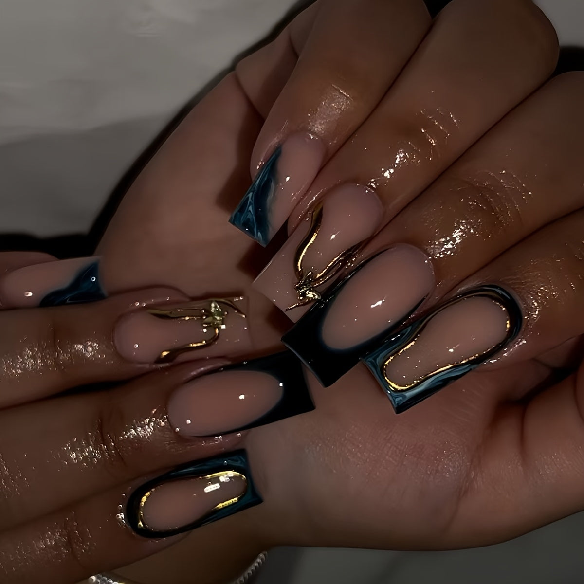 A Set of 4 Jelly Gels And 4 Nail Files, Totaling 96pcs, Featuring a Stylish And Sweet New Technique with Pressed-On Nails. The Design Includes Dazzling Flower Patterns, Advanced Gradient Effects, Golden Lace, Butterfly-Shaped