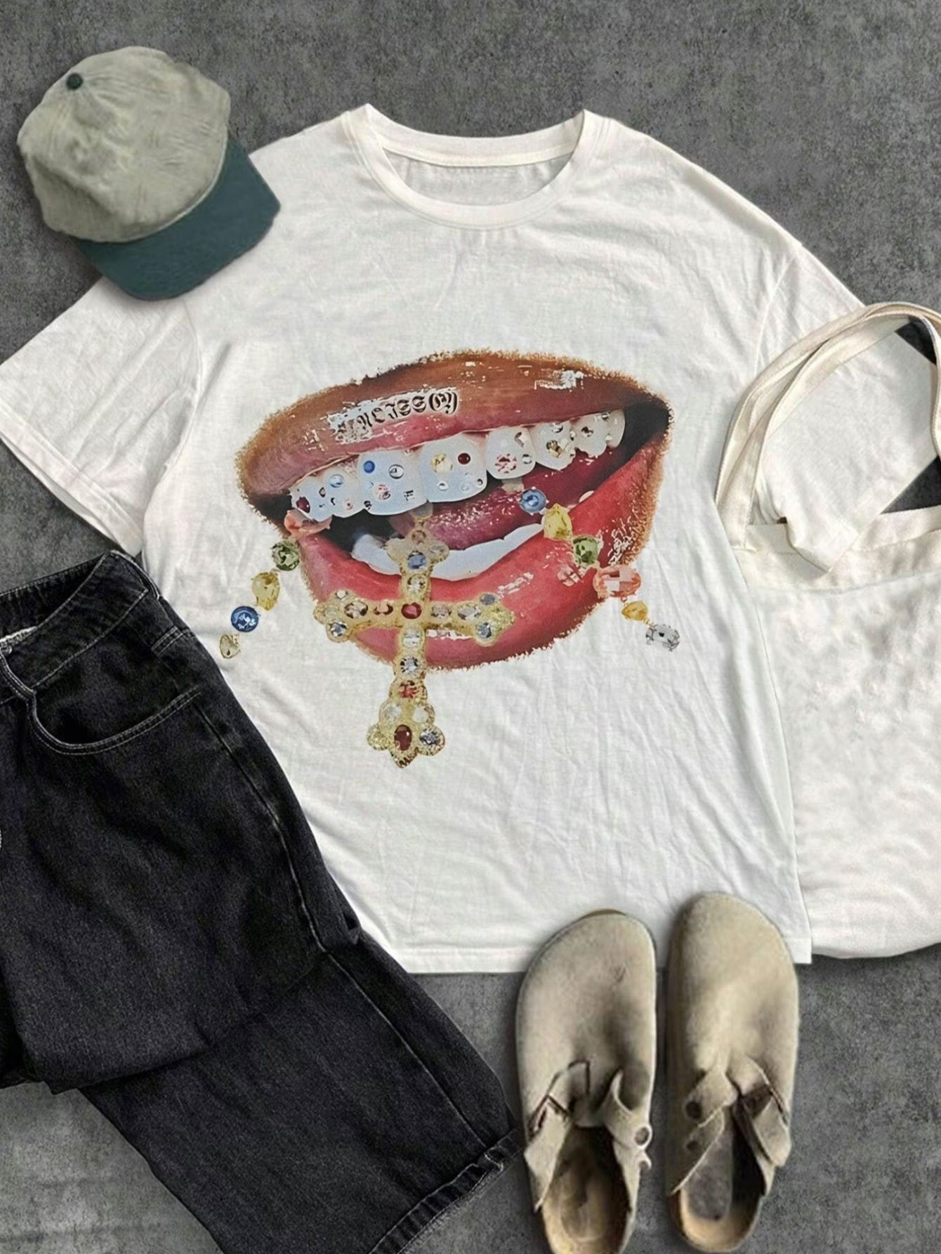 Women's Y2K Lip Print Crew Neck T-Shirt, 100% Cotton Casual Fit, Short Sleeve Graphic Tee with Bold Lips & Jewelry Design, Spring/Summer Fashion Top, Casual Wear Tee | Jewelry Print Top | 100% Cotton Shirt