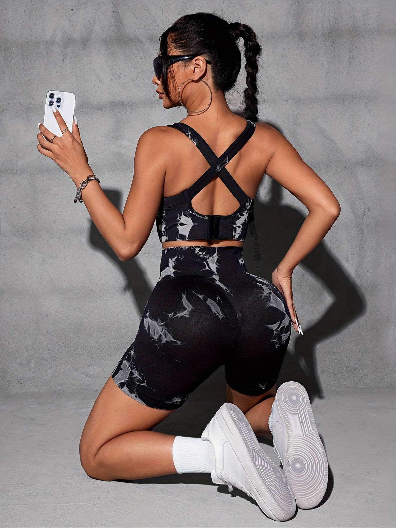 A Two-Piece Women'S Tie-Dye Sports Bra And Shorts Set, Featuring a Training Tank Top And Casual Shorts, Black And White Tie-Dye High-Waisted Shorts, a Women'S Button-Back Bra, Essential for Stylish And Breathable Workouts.