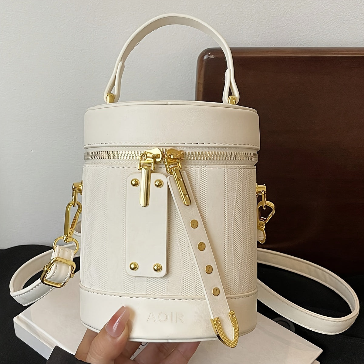 Elegant Striped PU Crossbody Bag with Adjustable Shoulder Strap, Zipper Closure, and Polyester Lining - Trendy Bucket Handbag for Women