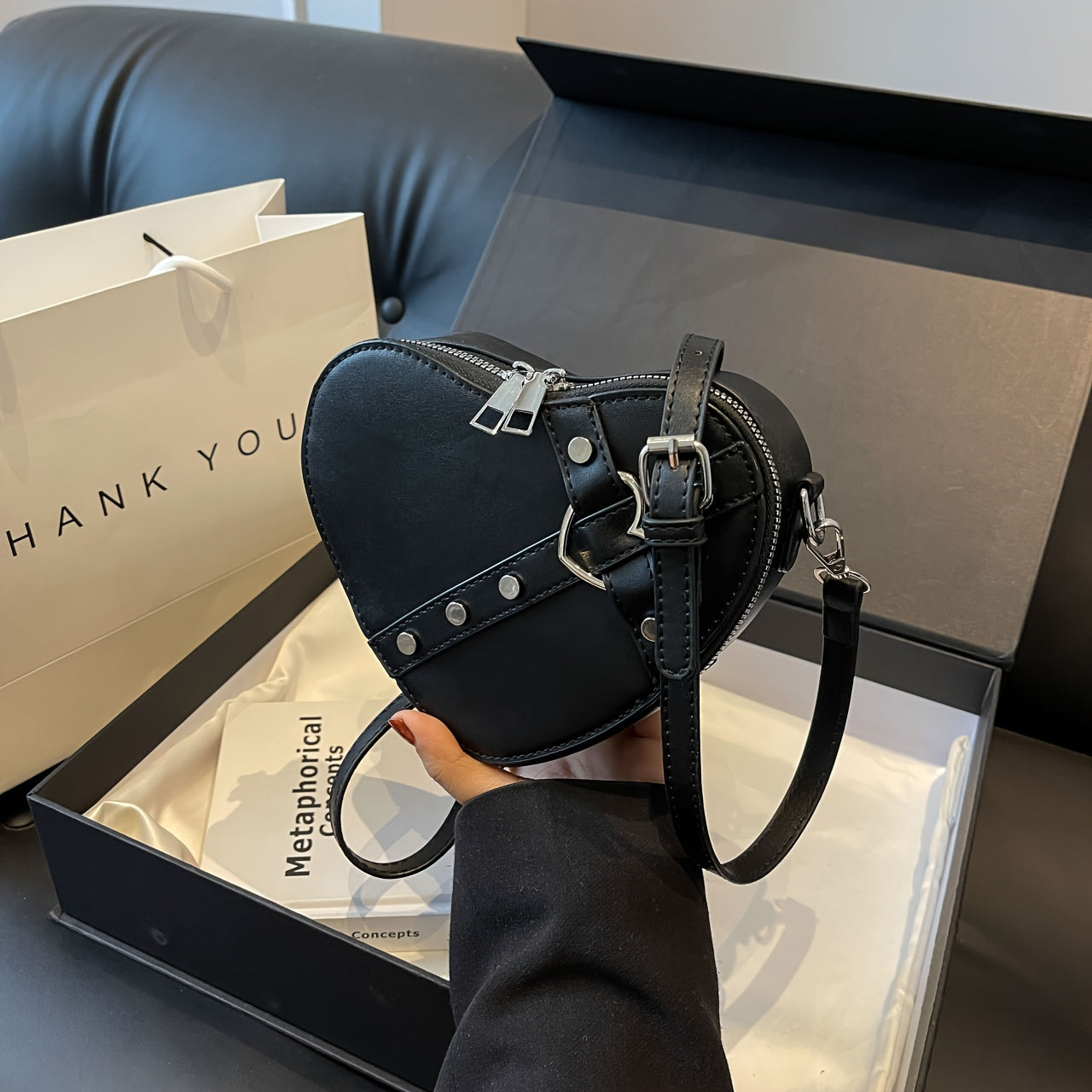 Valentine's Day Romantic Theme Ladies Fashion Heart-shaped Diagonal Shoulder Bag PU Zipper Solid Color Locomotive Bag Single Shoulder Irregular Bag
