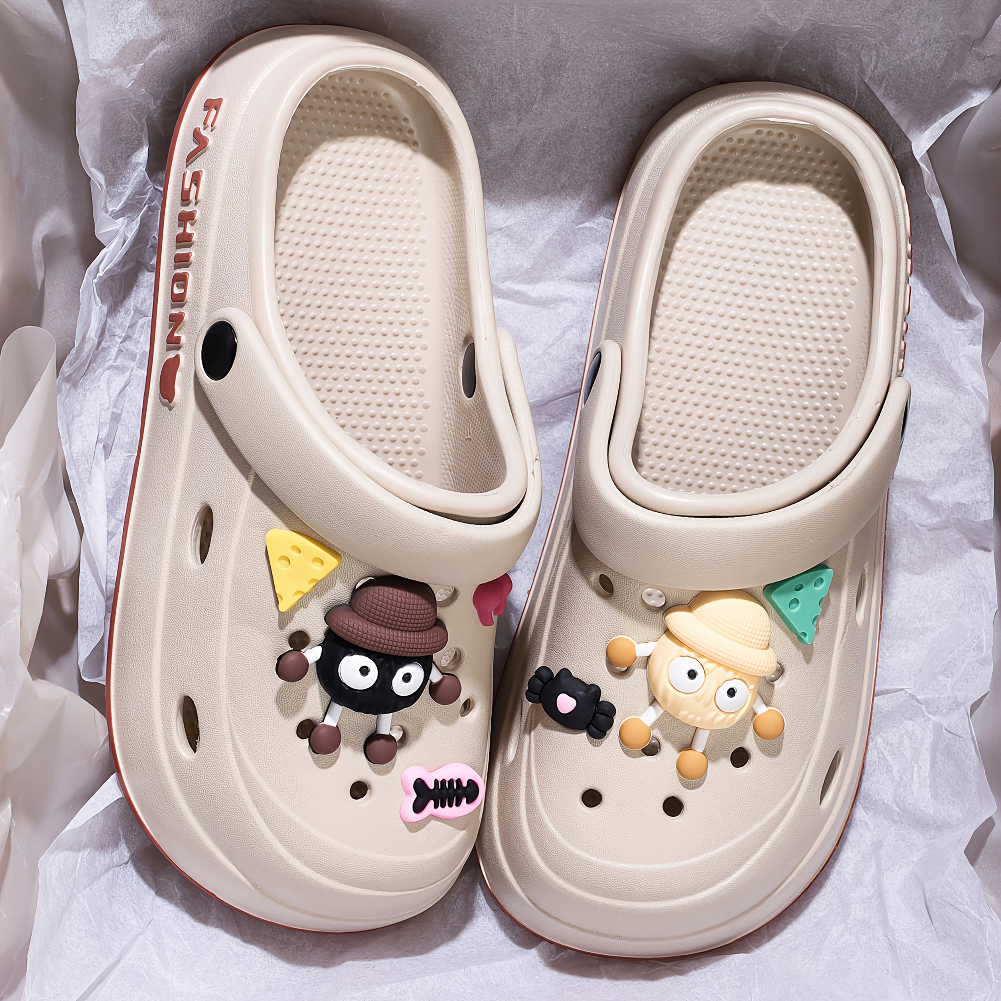 Fashionable Couple Men'S And Women'S Cute Hole Shoes with Cute Briquette Pendants, Elegant Black EVA Mules And Clogs for All-Season Outdoor And Casual Wear, Beach Shoes