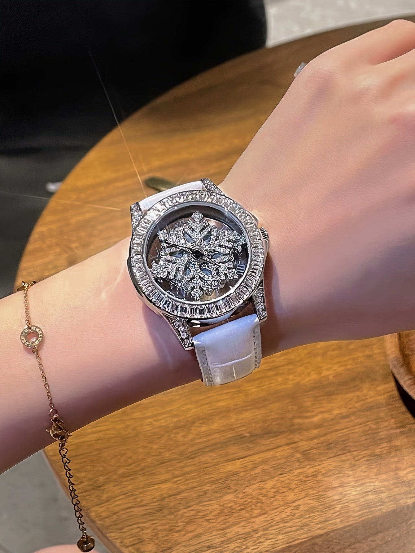 Fashionable Ladies' Snowflake Dial Quartz Wrist Watch with Rhinestone Encrusted Round Case, Non-, Analog Display, PU Leather Band, Ideal for Women's Date Gift and Everyday Wear - Pack of 1