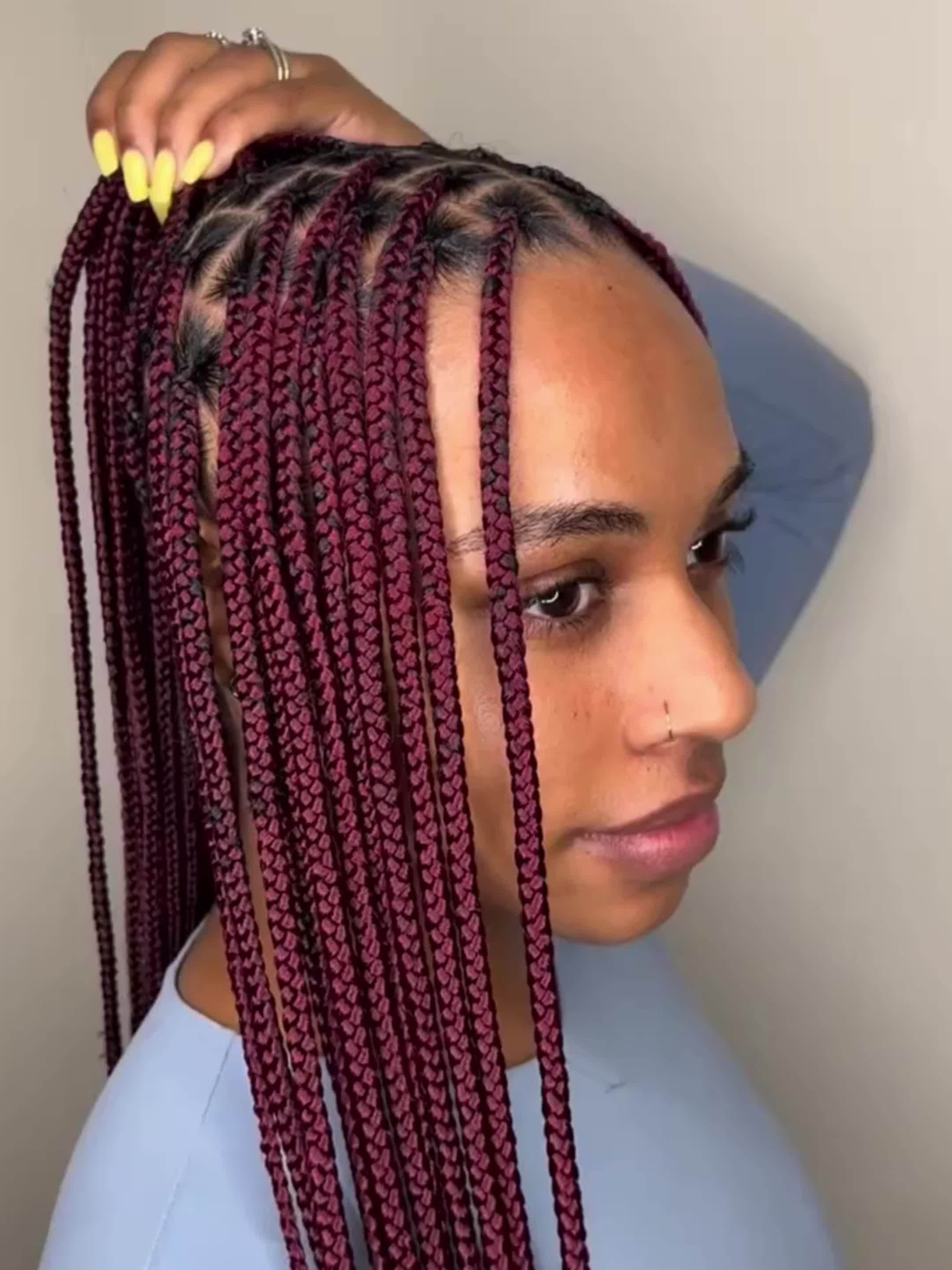 28-Inch Light Brown Lace Front Wigs with, Featuring 360° HD Technology And Knotless Braids, Designed for Women.