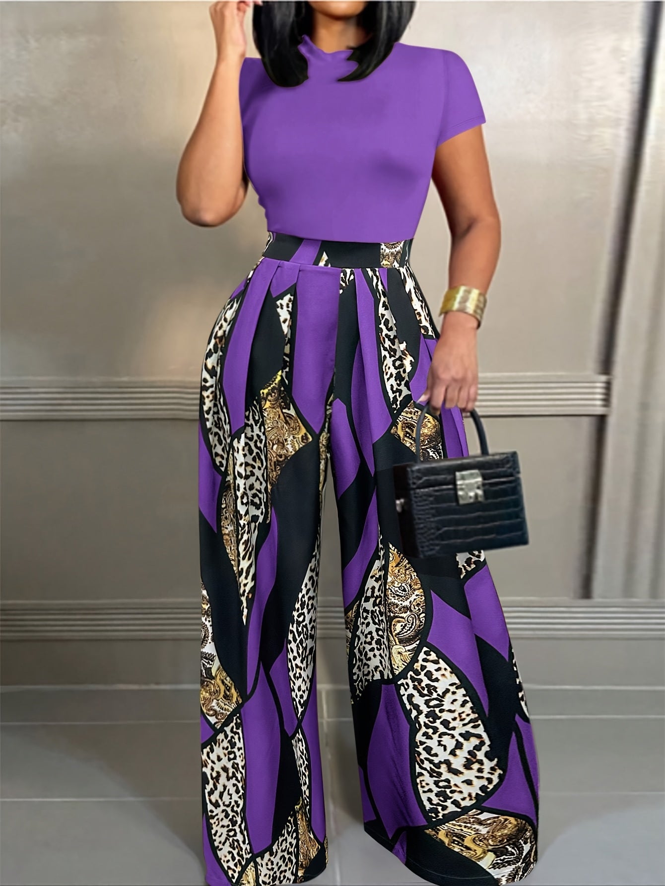 A Fitted Short-Sleeve T-Shirt Paired with Elastic Waist Printed Wide-Leg Pants, Perfect for Summer.