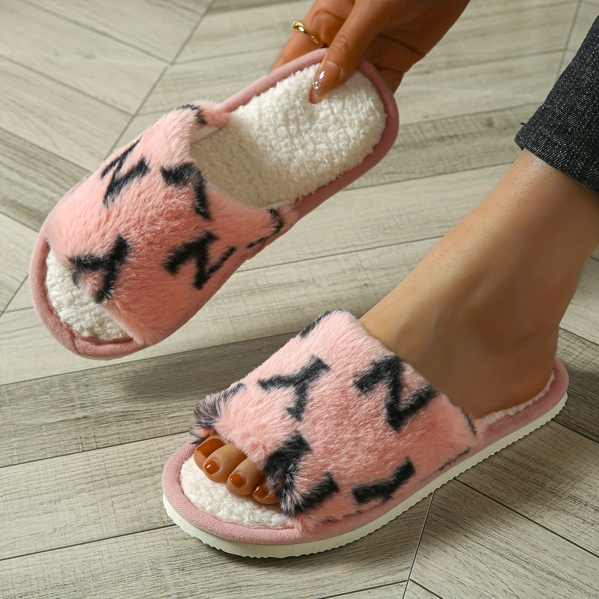 1 Pair Women's Pink Letter-Patterned Fluffy Slippers with Sparkling Heart Bracelet, Soft Fabric Lining, Durable EVA Sole, Comfortable Indoor House Shoes for Women, House Slippers