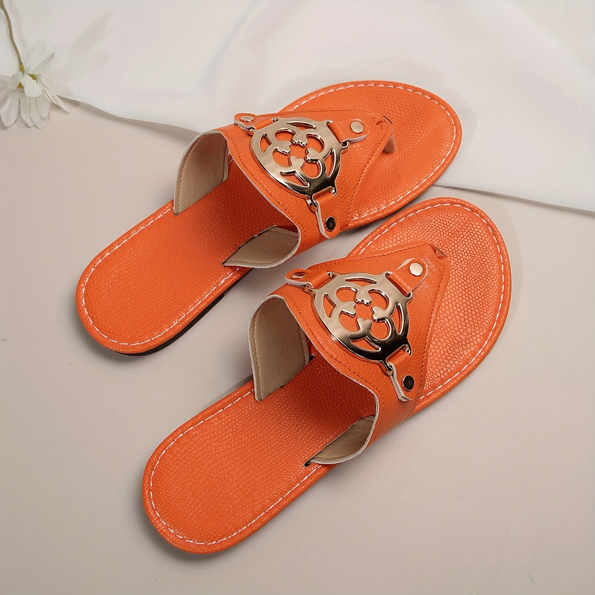 [The Latest Eye-catching Golden Sandals] The Latest Golden Sandals With Toe Clips Are Very Eye-catching.