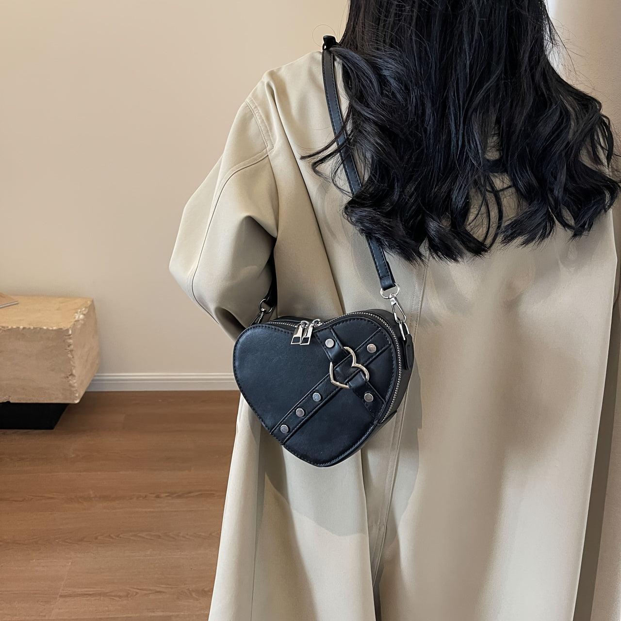 Valentine's Day Romantic Theme Ladies Fashion Heart-shaped Diagonal Shoulder Bag PU Zipper Solid Color Locomotive Bag Single Shoulder Irregular Bag