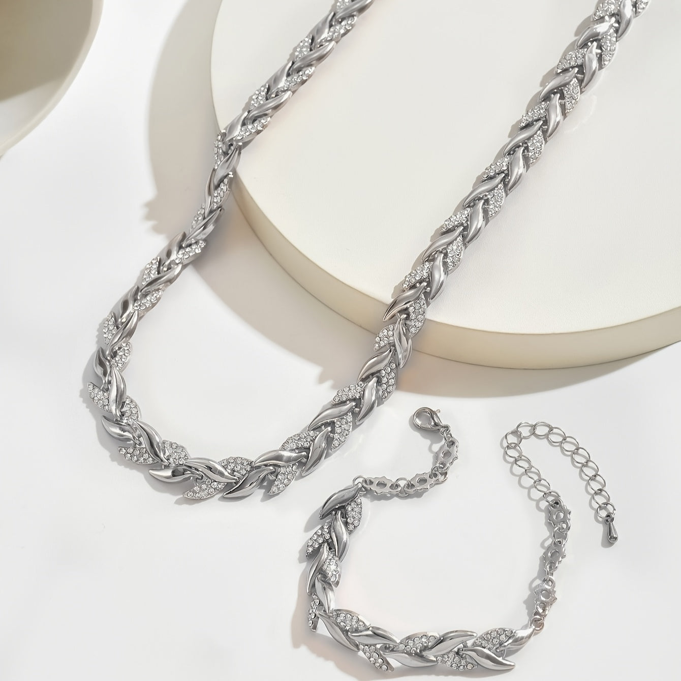 1 Bracelet 1 Necklace Light Luxury Elegant Design Inlaid Glass Rhinestone Fish Tail Jewelry Set Suitable for Women's Autumn and Winter Banquet Daily Matching
