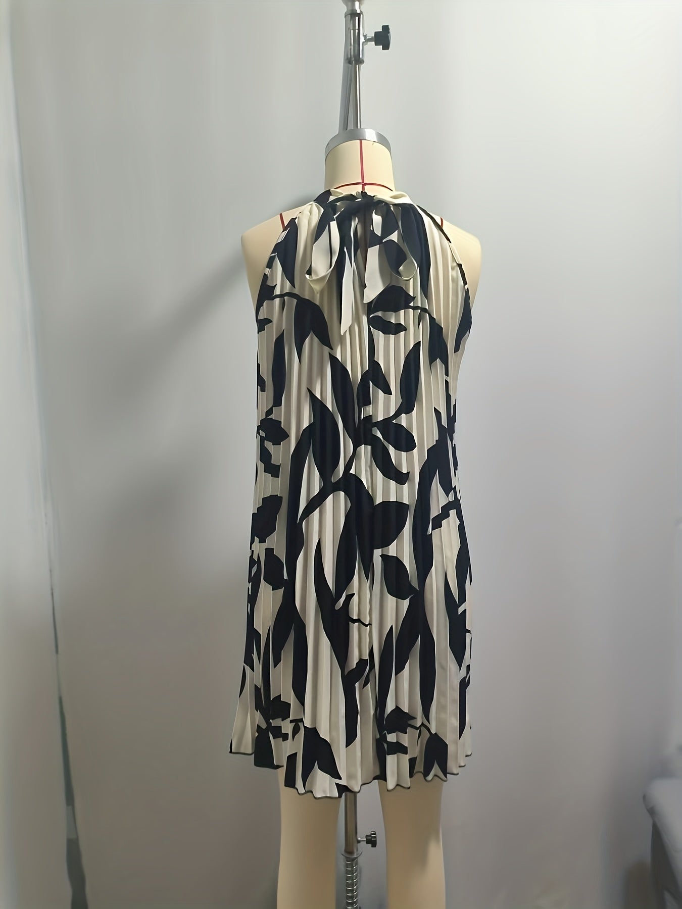 Women's Elegant Halter Neck A-Line Dress with Pleated Detail - Machine Washable Solid Color All-Season Casual to Formal Wear, Versatile Fashion, Smooth Texture Fabric