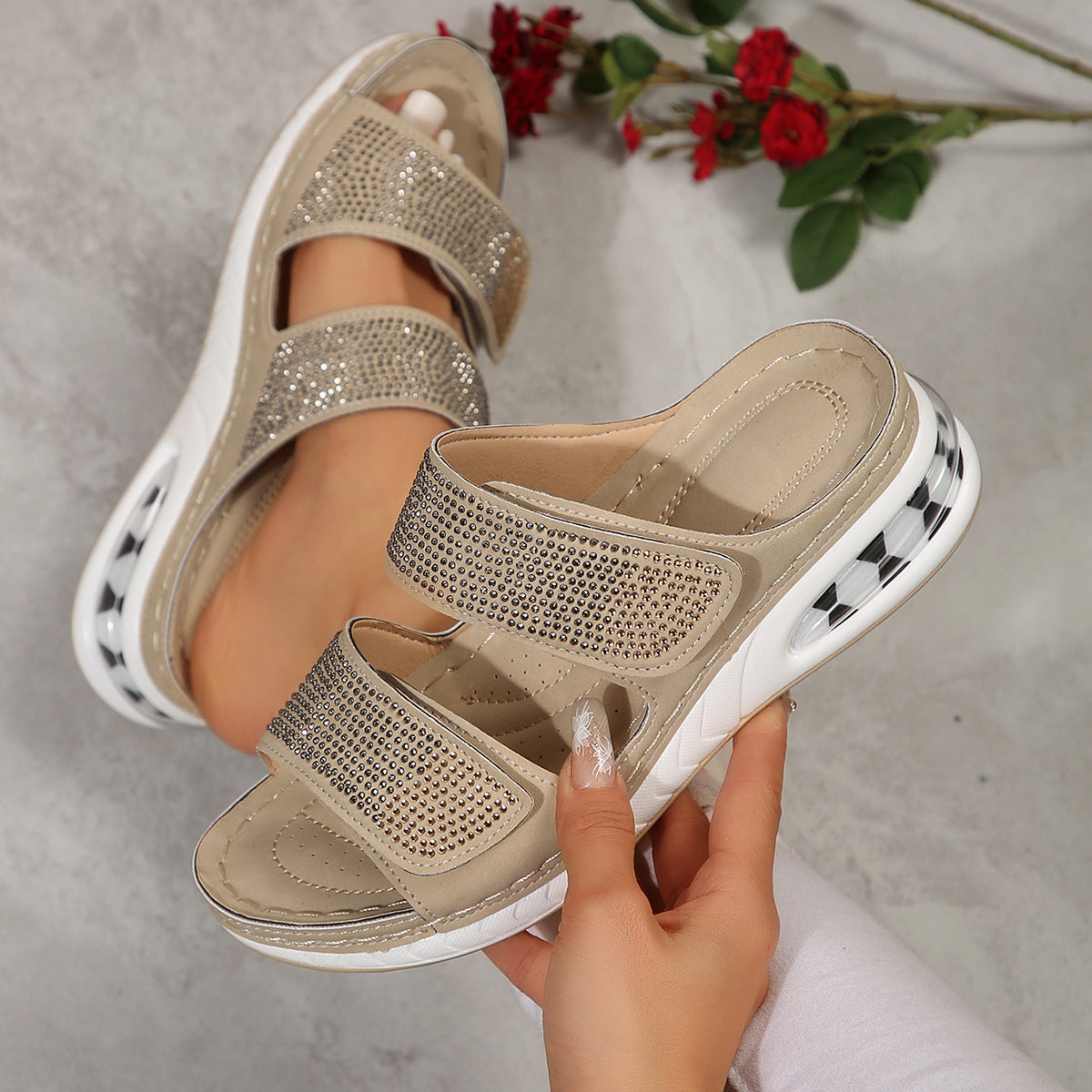New Fashionable Women's Slippers