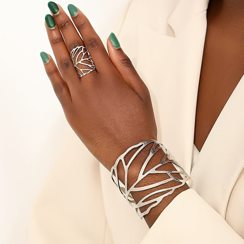 A Set Of New Exaggerated, Fashionable And Unique Leaf Hollow Bracelets, Along With An Elegant Vintage Leaf Ring Set.